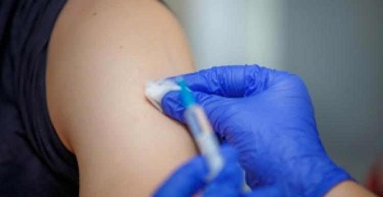 arm vaccine syringe covid