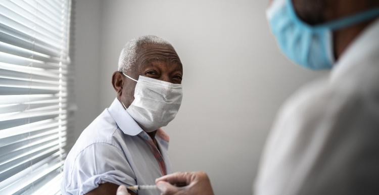 flu-covid-vaccine-vaccination-black-man flu-covid-vaccine-vaccination-black-man