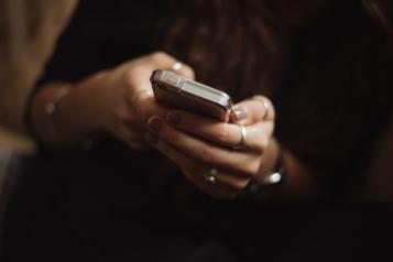 A image of hands holding a mobile phone to suggest online gambling