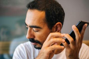 Blind man uses screen reader on phone 